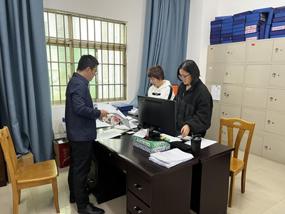 覃塘區直屬機關后勤服務中心開展車隊工作臺賬檢查，以臺賬促管理，提升后勤服務保障效能